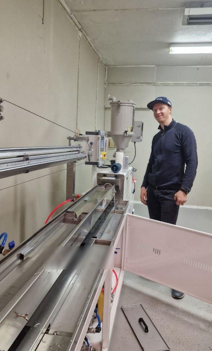 En av gründerne bak Fjord3D ved produksjonslinjen i Manger