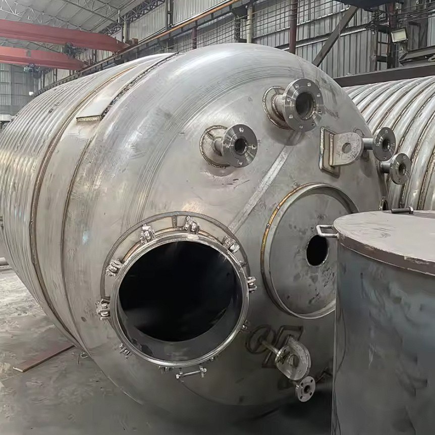 Large stainless steel reactor tank with manhole cover and flanges